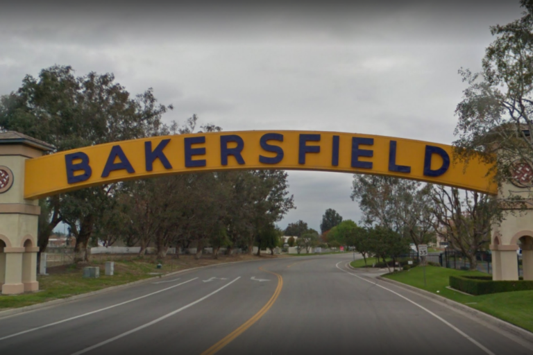 urlhttps3A2F2Fewscripps.brightspotcdn.com2F822F9a2Fc01ea1ab473faa994b6923ccecbb2Fbakersfield-sign-1 The Bakersfield Arch - Valley Fever warnings are never present